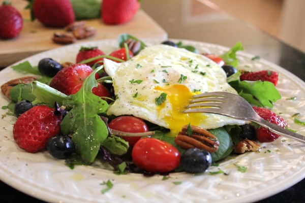 Healthy-Breakfast-Salad-With-Fried-Egg-Plated-3